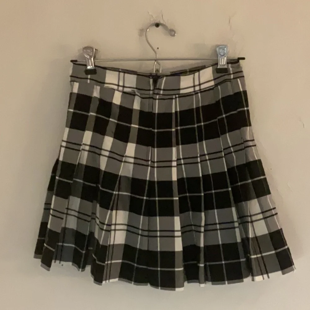 Love Tree Plaid & Pleated Mini Skirt, Size S, Black/White, NWOT - Picture 2 of 6